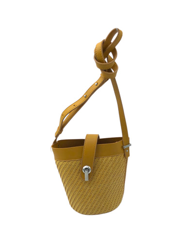 Bolso estilo Saddle marca SFERA en Vinipiel color Mostaza. De correa ajustable. Articulo de doble uso.