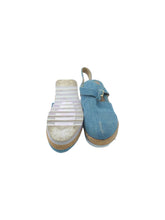 Cargar imagen en el visor de la galería, Sandalias Casuales marca Lilines en Mezclilla, color Azul marino, talla 24. Artículo de doble uso.