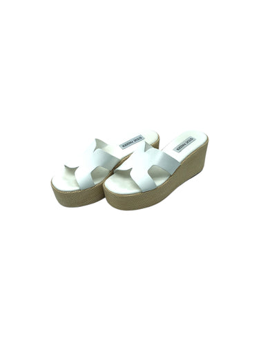 Sandalias Casuales marca Steven Madden en Vinipiel, color Beige y blanco, talla 23.5. Con diseño de tiras entrelazadas. Artículo de doble uso.