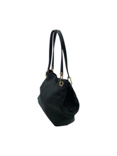 Cargar imagen en el visor de la galería, Bolso estilo Satchel marca Michael Kors en Piel color Negro. De asas. Artículo de doble uso.
