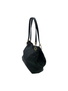 Bolso estilo Satchel marca Michael Kors en Piel color Negro. De asas. Artículo de doble uso.