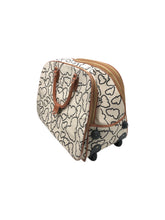 Cargar imagen en el visor de la galería, Maleta De viaje en Vinipiel, color Beige y blanco. Con ruedas y asa para transportar. Artículo de doble uso.