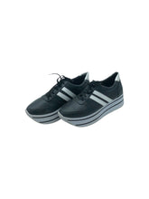 Cargar imagen en el visor de la galería, Tenis Casual marca ZARA en Vinipiel, color Negro y blanco, talla 22. De cordones ajustables. Artículo de doble uso.
