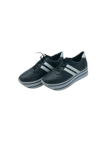Tenis Casual marca ZARA en Vinipiel, color Negro y blanco, talla 22. De cordones ajustables. Artículo de doble uso.