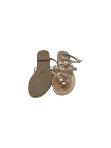 Sandalias Casuales marca W CAPSULE en Material Sintético, color Dorada, talla 22. De diseño en pata de gallo. Artículo de doble uso.