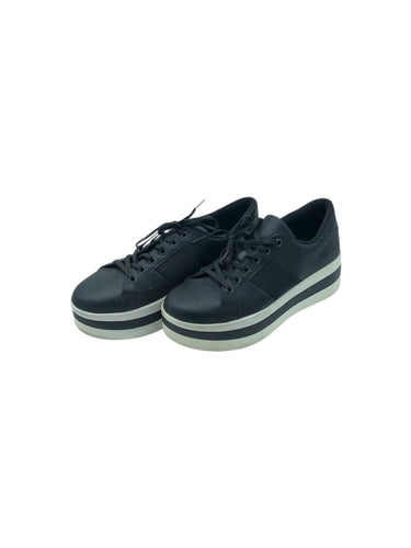 Tenis Casual marca ZARA en Vinipiel, color Negro y blanco, talla 23. De cordones ajustables. Artículo de doble uso.