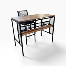 Cargar imagen en el visor de la galería, Conjunto de escritorio con silla para estudio, cubierta acabado madera y metal negro, con paneles de malla y asiento acolchado, Excelente estado | Segunda mano