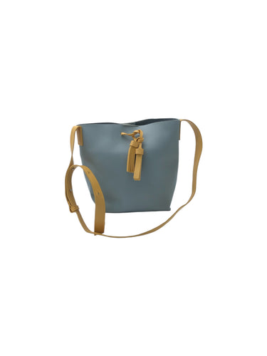 Bolso estilo Saddle en Vinipiel color Gris. De correa ajustable. Artículo de doble uso.