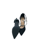 Cargar imagen en el visor de la galería, Zapatillas Formales en Gamuza, color Negro, talla 25. De tiras ornamentadas. Artículo de doble uso.