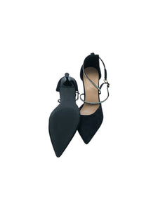 Zapatillas Formales en Gamuza, color Negro, talla 25. De tiras ornamentadas. Artículo de doble uso.