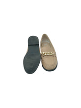 Cargar imagen en el visor de la galería, Mocasines Casuales marca BP en Vinipiel, color Beige, talla 24. Con diseño de cadena. Artículo de doble uso.