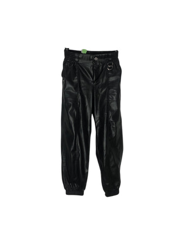 Pantalón Casual marca Bershka en Vinipiel, color Negro, talla 10-12 años. De bolsas delanteras. Artículo de doble uso.