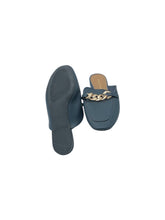 Cargar imagen en el visor de la galería, Mules Casuales marca Contempo en Vinipiel, color Azul marino, talla 26. Con diseño de cadena. Artículo de doble uso.