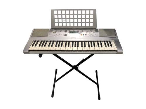 Teclado Portátil marca Yamaha en color Gris. Modelo (PSR-E303), incluye soporte y porta notas. Artículo de doble uso.