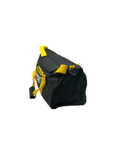 Cargar imagen en el visor de la galería, Maleta Deportiva marca Active24 en Poliéster, color Amarillo con negro. De asas ajustables. Artículo de doble uso.