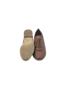 Zapatos Formales marca Forever 21 en Vinipiel, color Café, talla 22.5. De cordones ajustables. Artículo de doble uso.