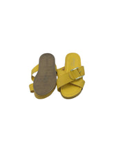 Cargar imagen en el visor de la galería, Sandalias Casuales marca cklass en Vinipiel, color Amarillo, talla 24. De tiras entrelazadas. Artículo de doble uso.