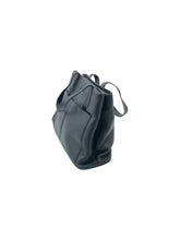 Cargar imagen en el visor de la galería, Bolso estilo Satchel marca Llompart en Vinipiel color Azul marino. De asas. Artículo de doble uso.
