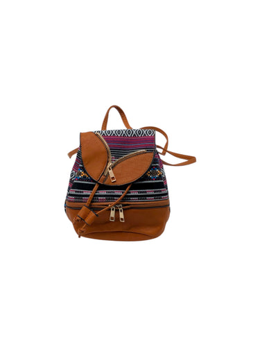 Mini Mochila Casual en Vinipiel, color Café. De correas ajustables. Artículo de doble uso.