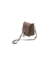 Cargar imagen en el visor de la galería, Bolso estilo Saddle marca Agbel en Vinipiel color Maquillaje. De correa ajustable. Artículo de doble uso.
