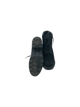 Cargar imagen en el visor de la galería, Botas Casuales marca Dorothy Gaynor en Gamuza, color Negro, talla 24.5. De cordones ajustables. Artículo de doble uso.