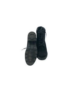 Botas Casuales marca Dorothy Gaynor en Gamuza, color Negro, talla 24.5. De cordones ajustables. Artículo de doble uso.