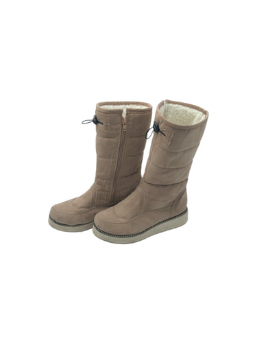 Botas Largas Casuales marca Mavi Fashion en Gamuza, color Beige, talla 23.5. De cierre. Articulo de doble uso.