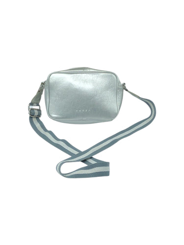 Bandolera Casual marca Huser en Vinipiel, color Plateado. De correa ajustable. Artículo de doble uso.