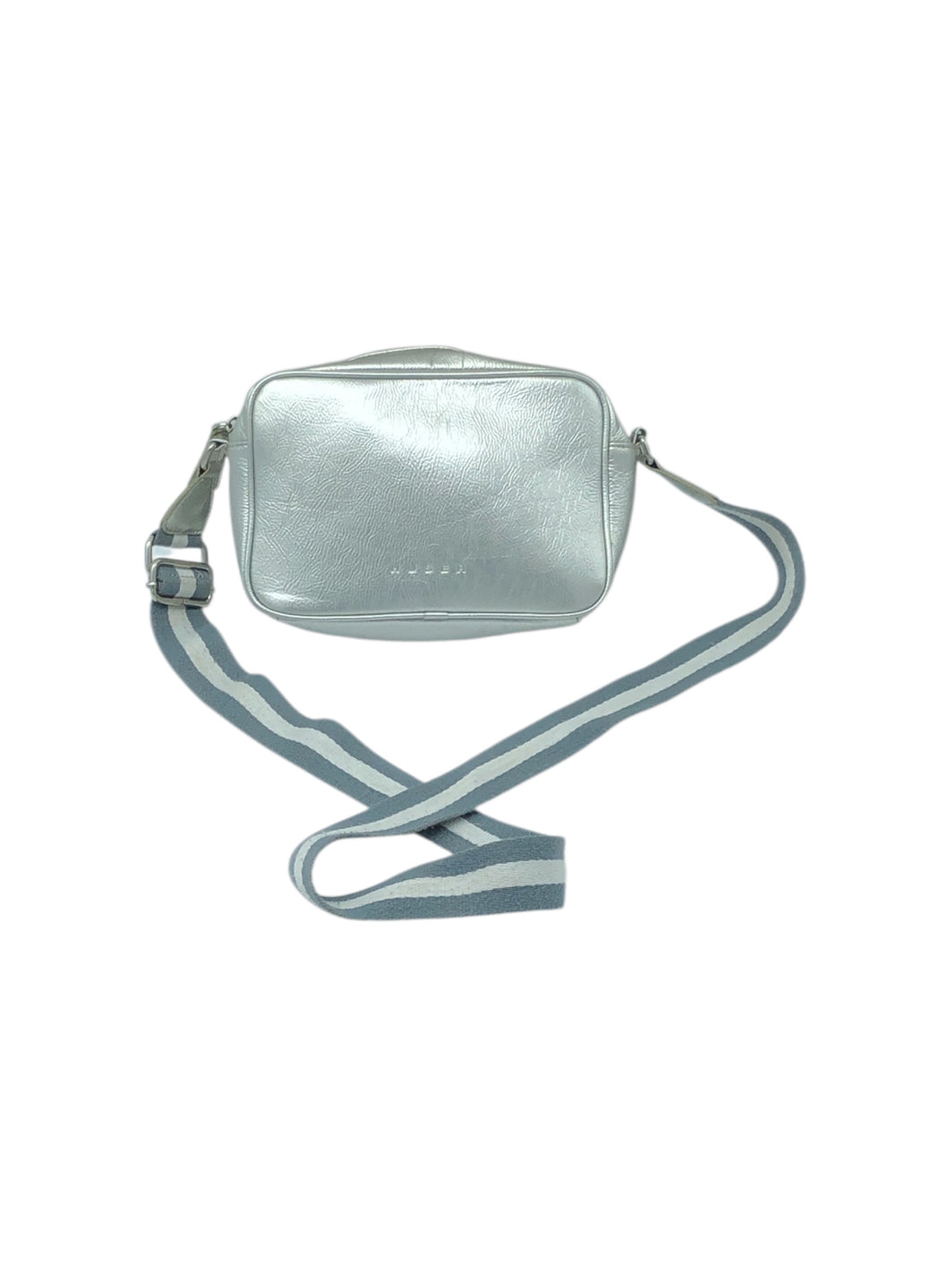 Bandolera Casual marca Huser en Vinipiel, color Plateado. De correa ajustable. Artículo de doble uso.