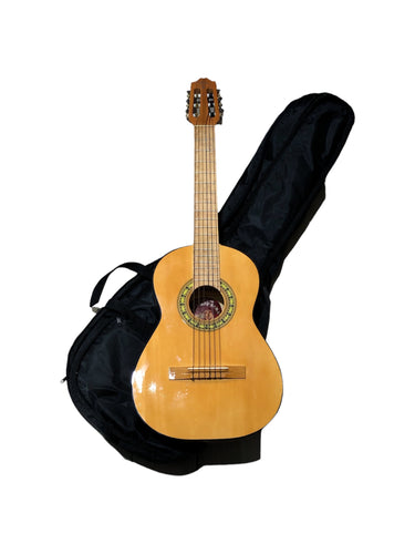 Guitarra Acustica marca  en Madera, color . Con funda y minimos detalles. Articulo de doble uso.
