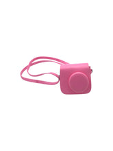 Cargar imagen en el visor de la galería, Cámara Fuji marca Instax, color Rosa. Con funda de piel, sin rollo. Si funciona. Artículo de doble uso.
