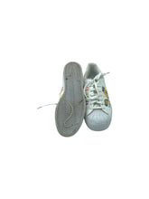 Cargar imagen en el visor de la galería, Tenis Casuales marca Adidas en Vinipiel, color Blanco, talla 26.5. De cordones ajustables. Artículo de doble uso.