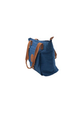 Cargar imagen en el visor de la galería, Bolso estilo Tote marca Polo Club en Poliéster color Azul con café. De asas. Artículo de doble uso.