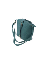 Cargar imagen en el visor de la galería, Bolso estilo Flap en Vinipiel color Turquesa. De correa ajustable. Artículo de doble uso.