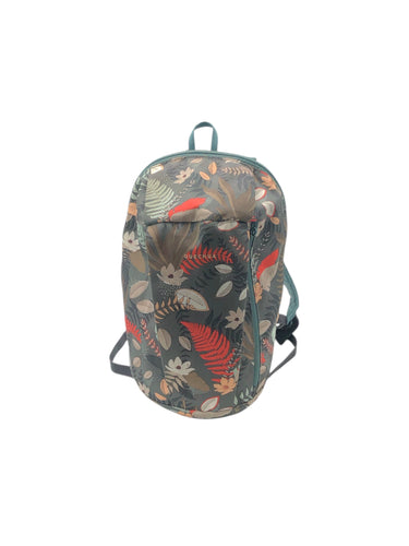 Mochila Casual marca Decathlon en Poliéster, color Verde. De correas ajustables. Artículo de doble uso.