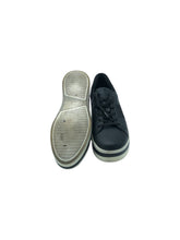 Cargar imagen en el visor de la galería, Tenis Casual marca ZARA en Vinipiel, color Negro y blanco, talla 23. De cordones ajustables. Artículo de doble uso.