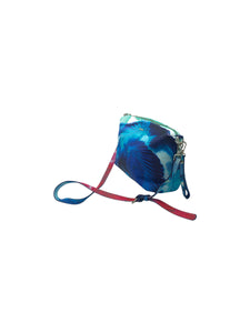 Bolso estilo Duffle marca Desigual en Vinipiel color Azul. De correa ajustable. Artículo de doble uso.
