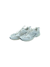 Cargar imagen en el visor de la galería, Tenis Deportivos marca Kappa en Tela transpirable, color Blanco con gris, talla 29. De cordones ajustables. Artículo de doble uso.