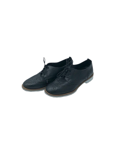 Zapatos Formales marca Carlo Rossetti en Vinipiel, color Negro, talla 22.5. De cordones ajustables. Artículo de doble uso.