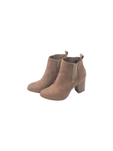 Botines Casuales marca Dorothy  Gaynor en Gamuza, color Café, talla 23. Artículo de doble uso.