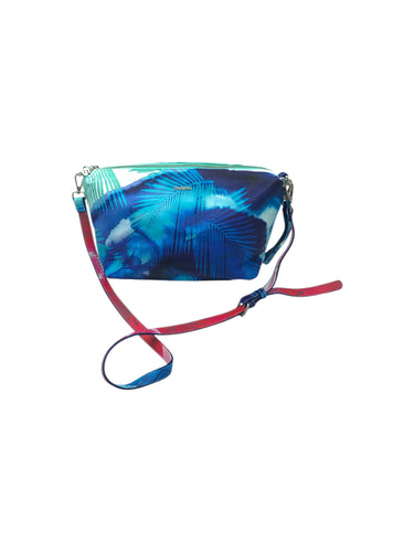 Bolso estilo Duffle marca Desigual en Vinipiel color Azul. De correa ajustable. Artículo de doble uso.