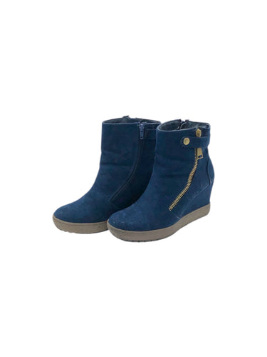 Botines Casuales marca Vinile en Gamuza, color Azul marino, talla 24. De cierre. Artículo de doble uso.