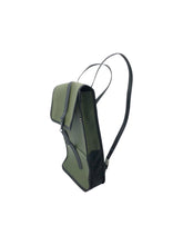 Cargar imagen en el visor de la galería, Mochila Casual en Material Sintético, color Verde. De correas ajustables. Artículo de doble uso.