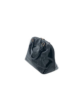 Cargar imagen en el visor de la galería, Bolso estilo Duffle marca CanoSitl an en Charol color Negro. De asas. Artículo de doble uso.