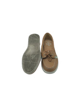 Cargar imagen en el visor de la galería, Zapatos Casuales marca Sperry en Vinipiel, color Café, talla 25. De cordones ajustables. Artículo de doble uso.