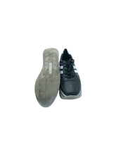 Cargar imagen en el visor de la galería, Tenis Casual marca ZARA en Vinipiel, color Negro y blanco, talla 22. De cordones ajustables. Artículo de doble uso.