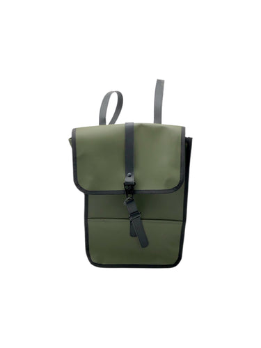 Mochila Casual en Material Sintético, color Verde. De correas ajustables. Artículo de doble uso.