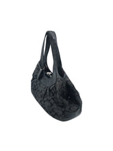 Cargar imagen en el visor de la galería, Bolso estilo Hobo marca Coach en Material sintético color Negro. De asas. Artículo de doble uso.