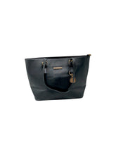 Cargar imagen en el visor de la galería, Bolso estilo Tote marca DANENPJ en Vinipiel color Negro. De asas. Artículo de doble uso.