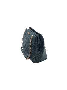 Bolso estilo Satchel marca Huser en Vinipiel color Negro. De correa metálica. Artículo de doble uso.
